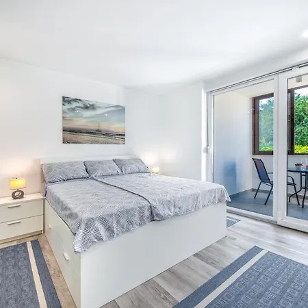 Almaris Apartment *